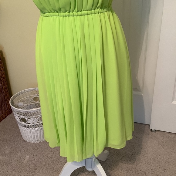 🎁 JESSICA SIMPSON Lime Green Pleated Cocktail Dress Size 2 - Picture 4 of 5
